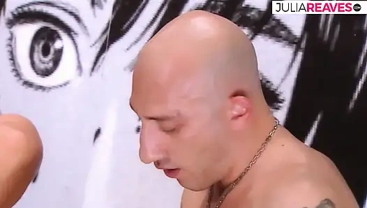 Gadis mengerang saat dua kontol besar menyodok memeknya yang sempit