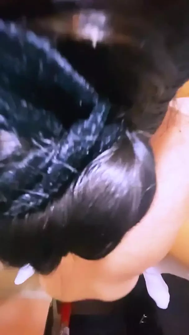 他朋友的继母有着令人印象深刻的身材，精致的曲线让他每次看到她都会发疯。