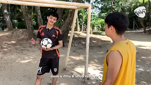 Sahada bir çocuğa karşı gol atıyorum ve o da topu poposuna sokmasına izin veriyor