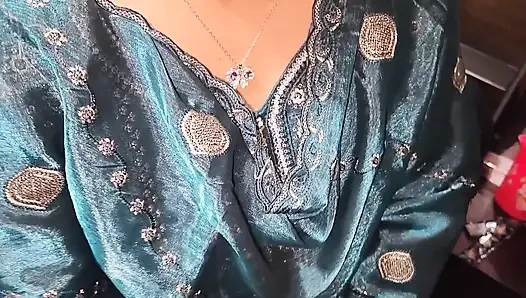 Pas hari raya Idul Fitri, aku mengajak istri ekspatriat untuk keluar dan ngentot dia habis-habisan.