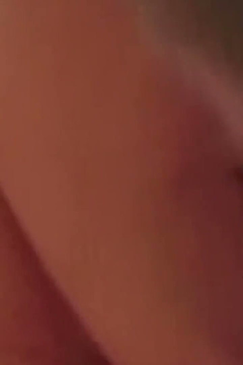 Gagică blondă cu degetul tare până la orgasmul umed care picură