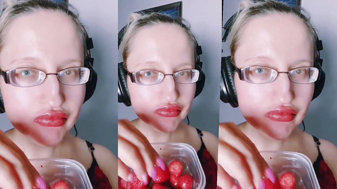 Asmr strawberry eating - asmr, gafas, gianess, lápiz labial, labios grandes, musculada, comida, fetiche facial, uñas largas