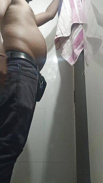 ชาย rickshaw อัตโนมัติกําลังอาบน้ํา