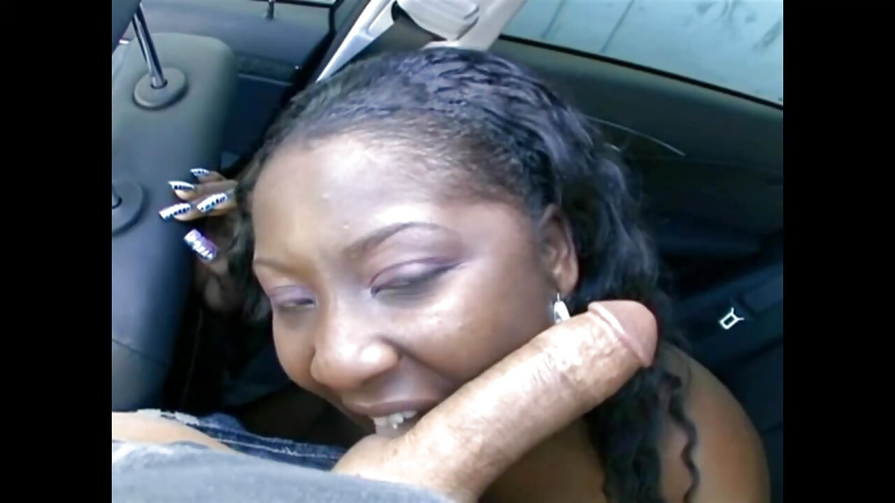 Velike sise, velika guza crne djevojke, jebanje pičke u autu