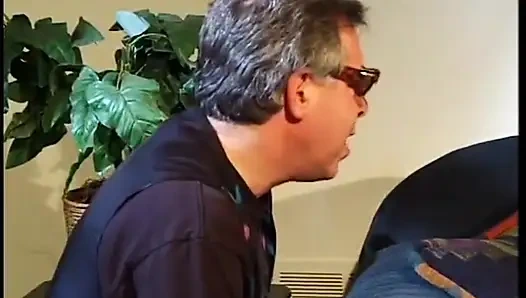 Bir mızmız adam ve iki zenci fahişe iki erkek bir erkek üçlü grup seks yapıyor