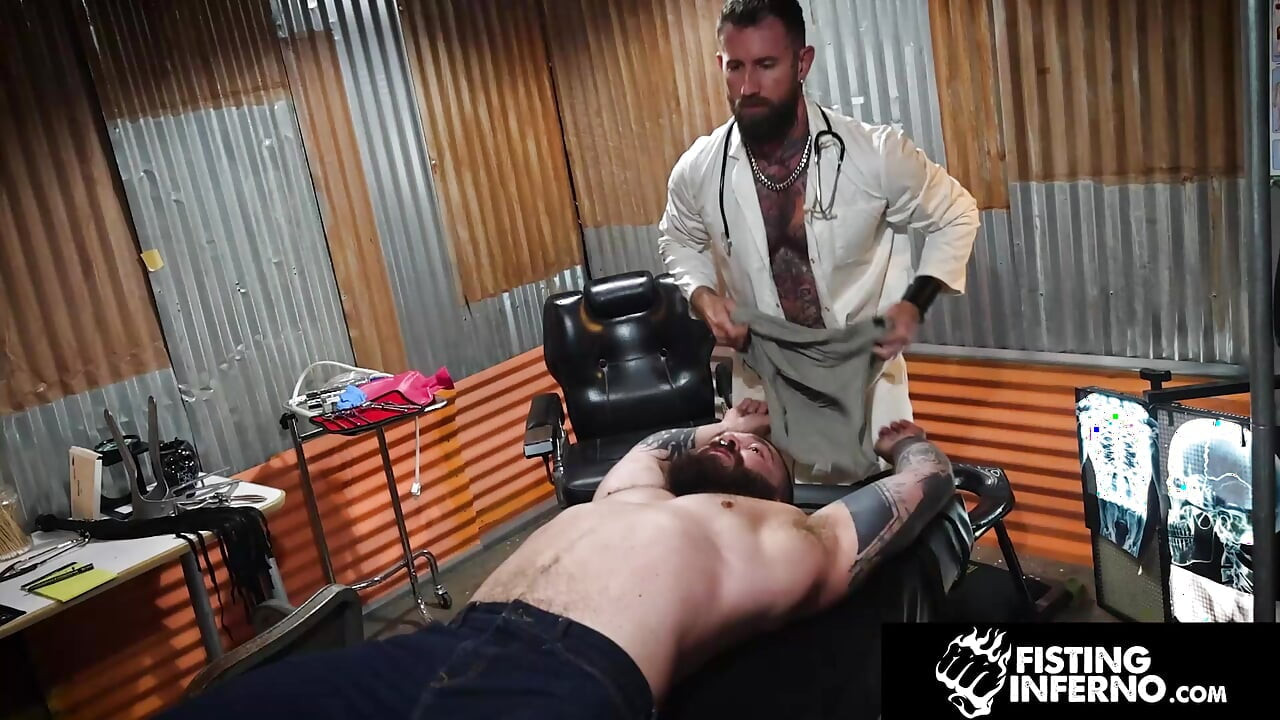 Yumruk sokma inferno - twink sub dom doktoru ve sakallı asistanından sert alıyor