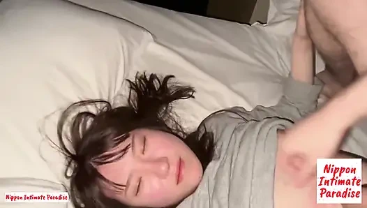 Оператор влюбляется в администратора, вызывает сговор за кулисами, близость