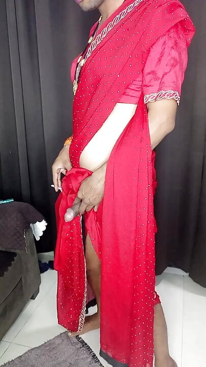 Banci India memakai saree merah panas dan petikot merah