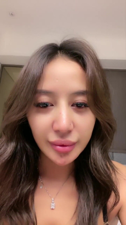 Pepek panas di sini menunggu batang hitam di dalamnya | Klip 2