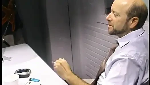 Şanslı sürtük yatak odasında aç bir sarışın ve esmeri sikiyor