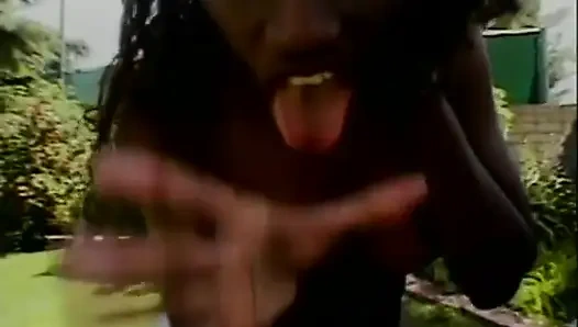 Menjilati memek hitam yang keras di taman... Crot di mulut