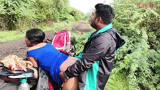 Tante seksi india dengan gaun seksi lagi asik nyepong kontol di hutan