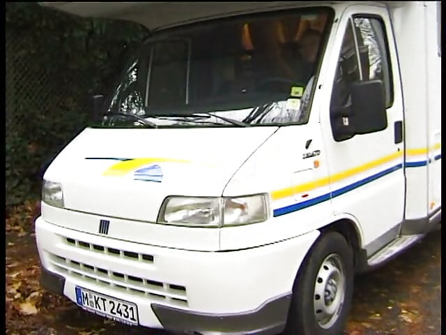 Dívka s velkým zadkem ošukaná dvěma muži