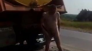 Ducha desnuda en la carretera