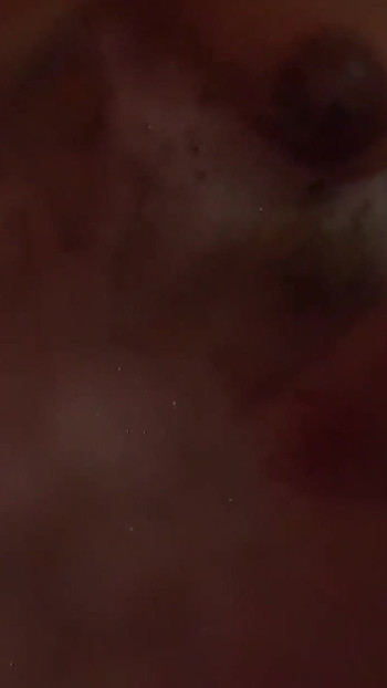 丰满的女孩在按摩浴缸里和tinder的男人做爱