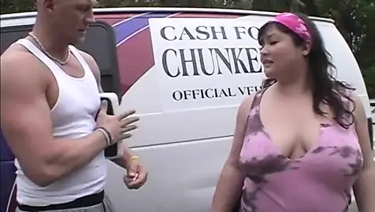 Cewek semok kulit putih ini lagi asik jilat sperma setelah ngentot kontol habis-habisan sampai mengerang keenakan