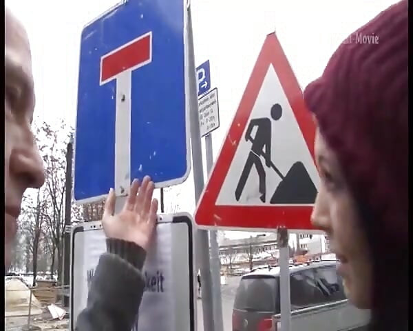 Taksówkarz pieprzy swoich pasażerów - napalona niemiecka taksówkarka funtów seksownych gości na tylnym siedzeniu
