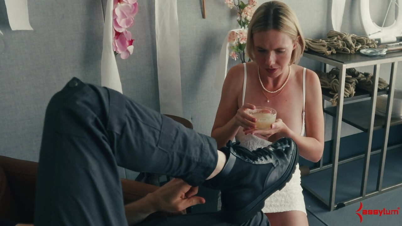 Rebel Rhyder, PAWG dépravée, lâche un volume énorme de sperme sauvé sur ses bottes, son cul et le sol