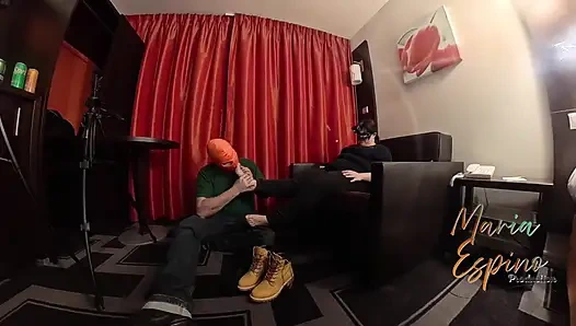 İtaatkârım Ayaklarımı Seviyor