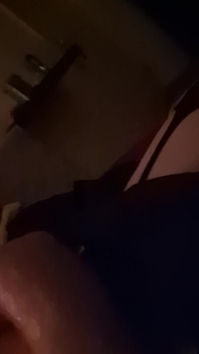 Crossdresser se voli igrati noću x
