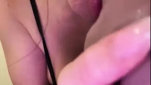 Stiefmutter mit dicken titten liebt es, zwei dildos zu lutschen