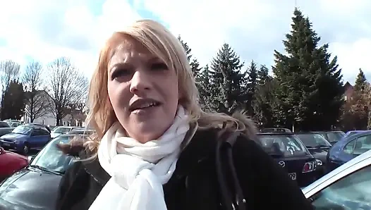 Dolgun kabarık sarışın kaltak mastürbasyon makinesiyle heyecan verici