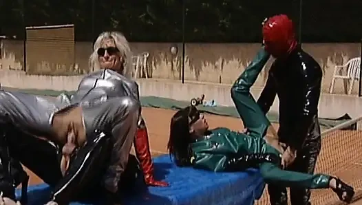 Anales vierer auf dem tennisplatz mit atemberaubenden deutschen puppen gefistet