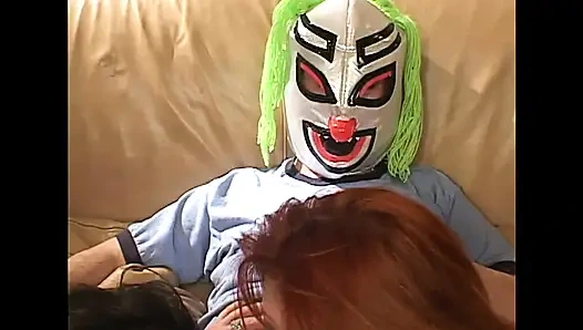 En ateşli üçlü grup seks iki kız bir erkek iki seksi ve heyecanlı sürtük büyük bir yarağa biniyor