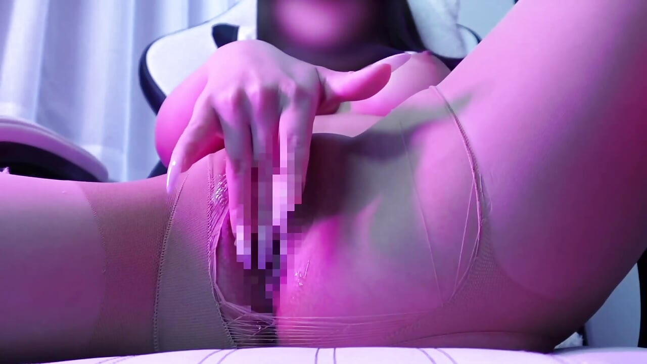 大きな胸を持つ日本のストリーマーのASMR