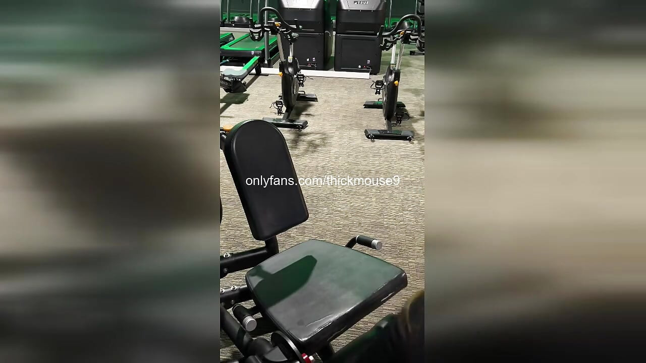 Dziwka z college'u tryska ostro na IG na żywo podczas palcowania cipki