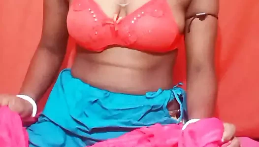 Bengali Unsatisfied Milky Bhabhi Fingaring And Showing To Lover With Saree