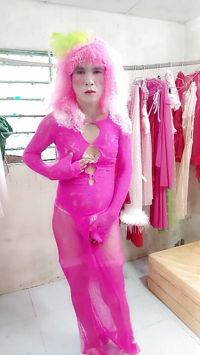 Oanh Le transgender luciendo un vestido sexy para tomarse una selfie