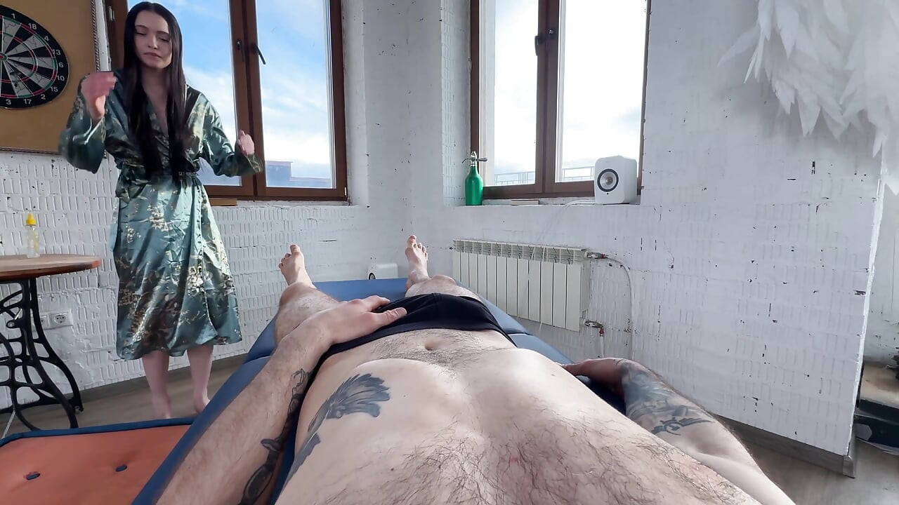 Maseuză frumoasă sare pe un