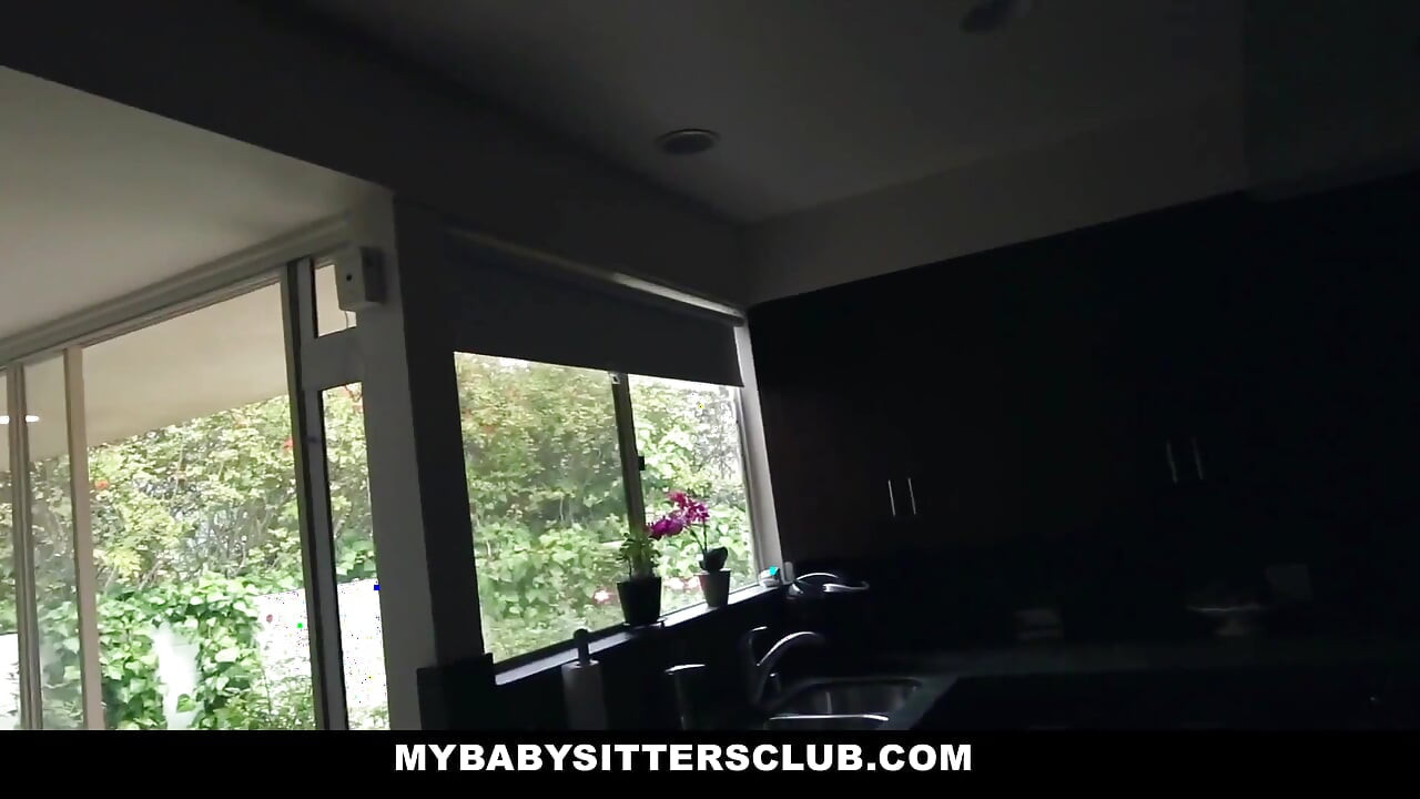 Der geile babysitter Jojo Kiss braucht mehr Übungen zum lutschen von schwänzen