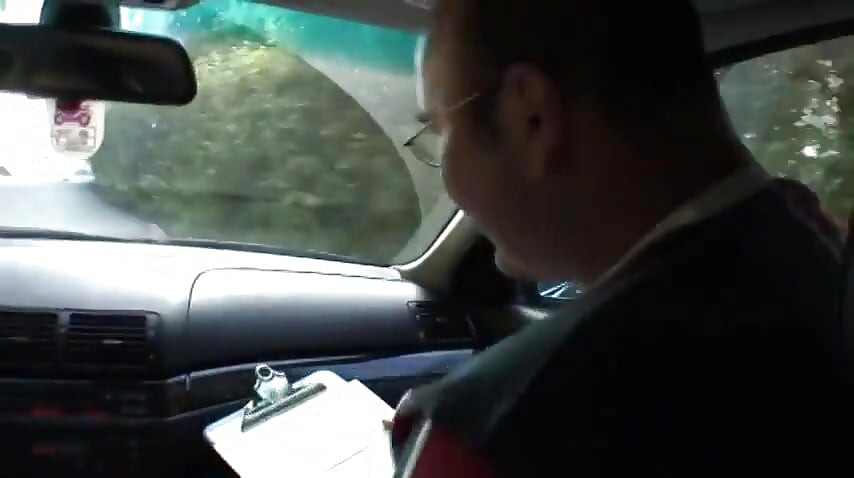Hete babe geniet van een enorme paalneukpartij in haar strakke natte poesje binnenshuis