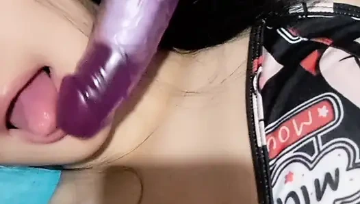 Hintli bakire mastürbasyon yapıyor ve götünü genişletiyor