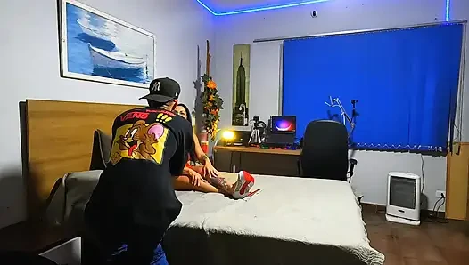 Istirahat makan malam: dia ingin duduk di penisku sebelum pencuci mulut