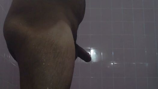 Gute Masturbation im Badezimmer mit Duschgel