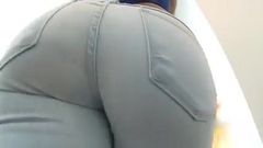 Тугие джинсы и чудесная круглая задница