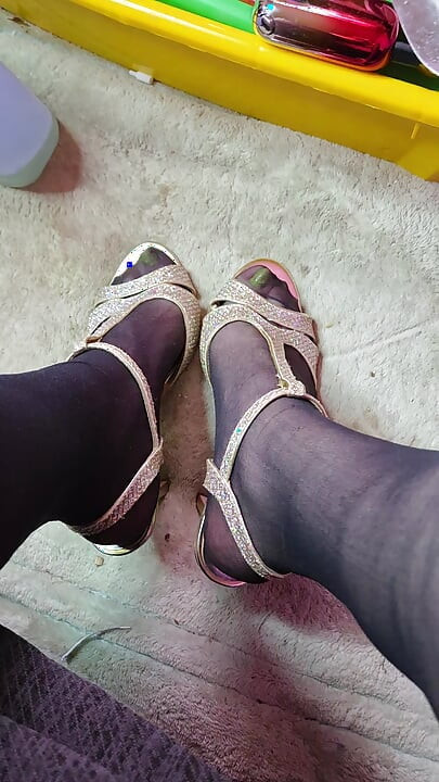 Puta de tacones altos es follada por 12 en la tienda