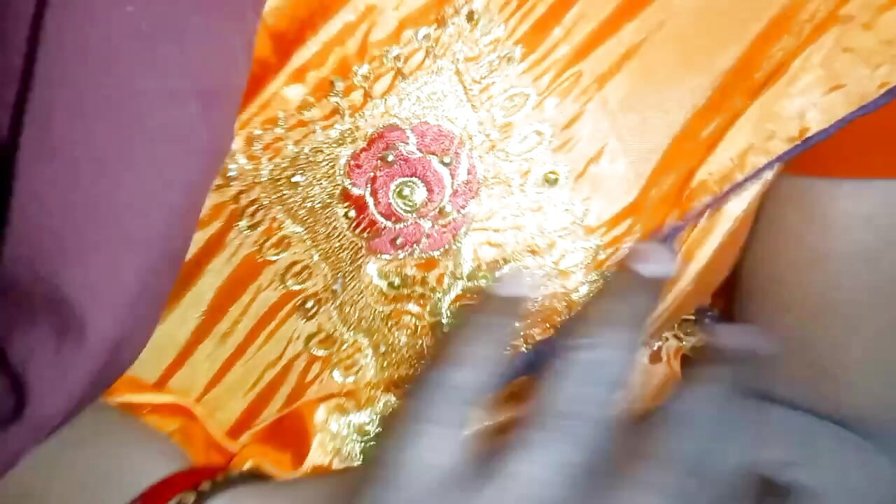 Ινδή θεία Mallu Saree αλλάζει απολαμβάνοντας με νεαρό άνδρα