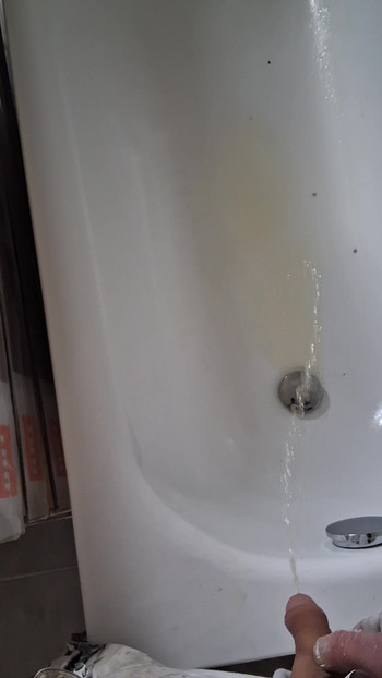 화가 소년은 갑자기 오줌을 싸야합니다.