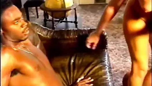 Büyük siyah yarak emiyor, kıllı amcık minyon domalma pozisyonunda sikişiyor