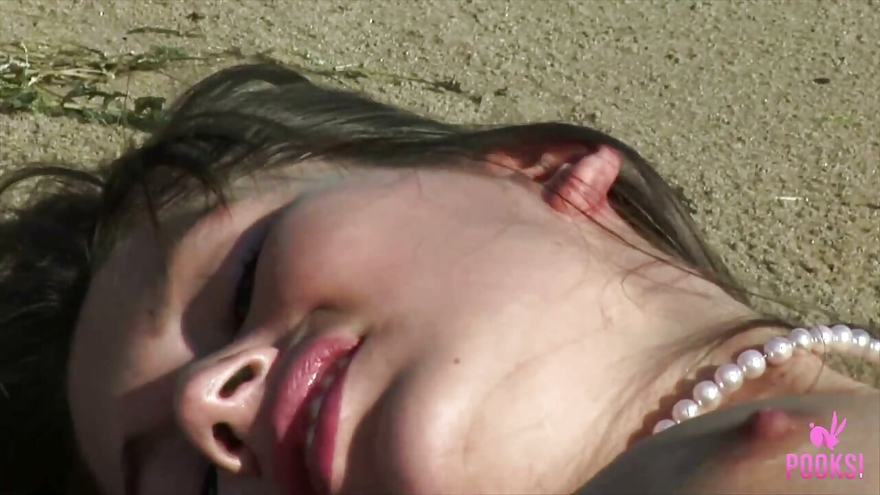 สาววัยรุ่นตาโต Juliette สอดนิ้วเข้าไปในหีตัวเอง!