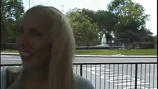 Seksi götlü sarışın piliç kanepede amcığını sert yarakla dolduruyor