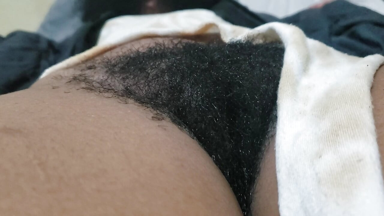 Estrela Peluda Mostra Sua Buceta Natural Em Uma Presença Sensual Ousada E Íntima