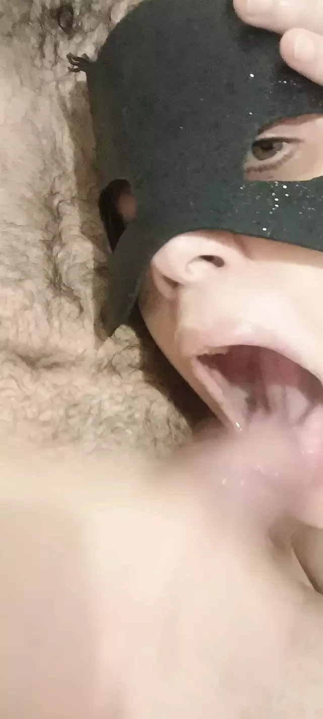 Amateur blowjob...young girl taking cumshot in the face..