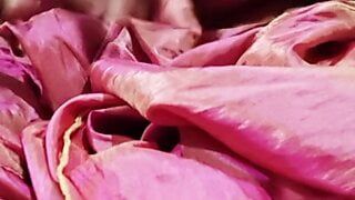 Sfregamento di testa di cazzo con salwar setoso satinato rosa del vicino (31)