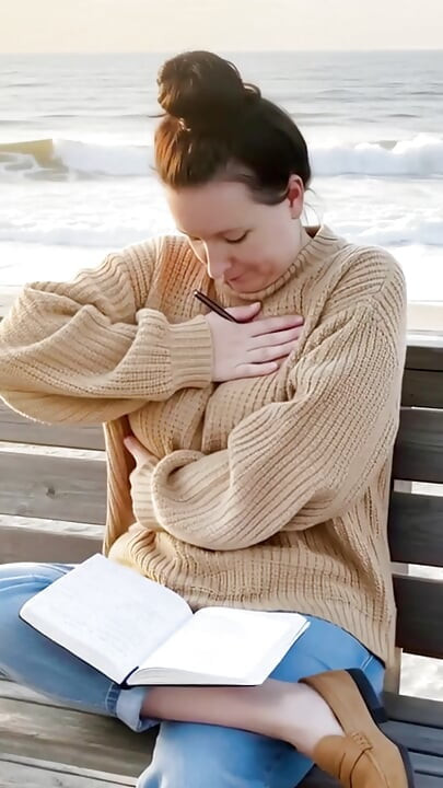 Mein 36f-besitzer verlangte, dass ich zu hause und in der Öffentlichkeit mit meinen möpsen in fetisch-pullovern spiele. Ich gehorchte ihr gerne, meine großen titten zu massieren