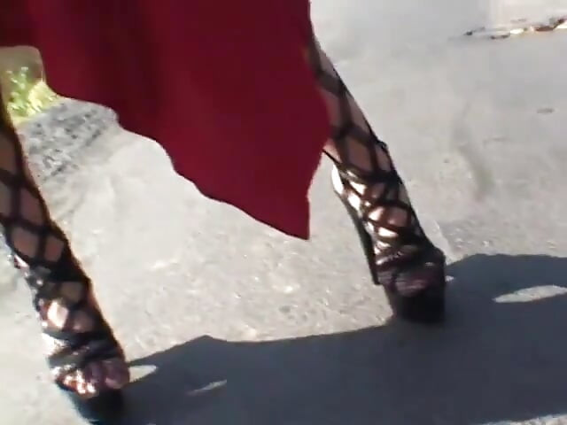 Superbe MILF mit geilen möpsen reitet einen schwanz mit ihrem arschloch und wird vollgespritzt